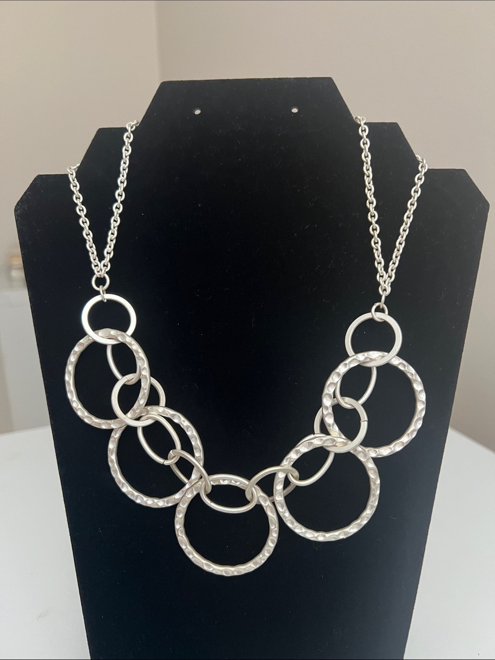 Sparkling Silver-Tone Hammered Link Circle Necklace - Vintage